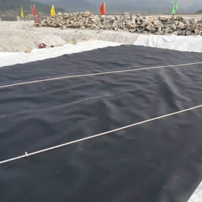 50-200m lange duurzame HDPE-geomembraan in zwart voor wateropslagtanks en visvijvers