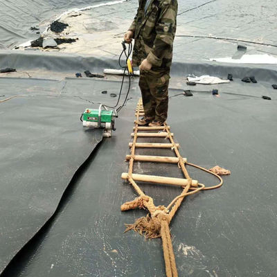 Anti-UV HDPE vijvervoering 1 mm Lengte 50-200m voor stortplaatsen 0,7 mm Waterdichte geomembranen
