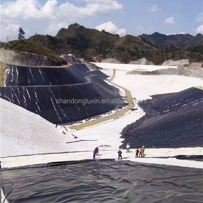 Geomembrane op het oppervlak van een 1,5 mm HDPE-film voor een reservoir in zwart wit groen blauw