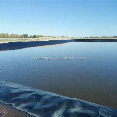 Geomembrane op het oppervlak van een 1,5 mm HDPE-film voor een reservoir in zwart wit groen blauw