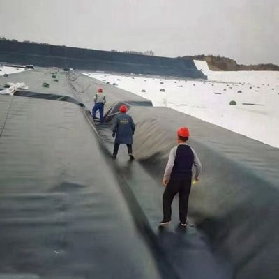 Geomembraan in zwart in industriële stijl HDPE voor waterdichte kunstmatige vijzertank
