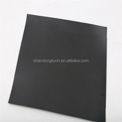 Zwarte geomembrane dikte meer dan 2 mm bestand tegen zuur en alkalis voor stortplaatsen