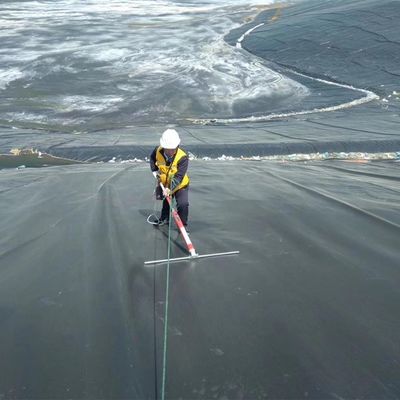 ASTM GRI-GM13 Standaard 1 mm HDPE-geomembraan voor toepassingen op visvijvers en stortplaatsen