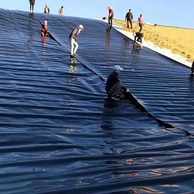 ASTM GRI-GM13 Standaard 1 mm HDPE-geomembraan voor toepassingen op visvijvers en stortplaatsen