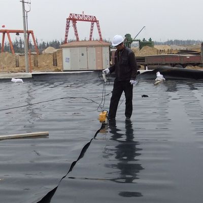 Moderne gladde geomembraan HDPE vispoelvoering voor stortplaatsen 1 mm tot 2 mm Lengte 50-200m